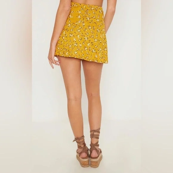 NWT Pretty Little Thing Mustard Ditsy Floral Skater Skirt in US 4 - Picture 4 of 6